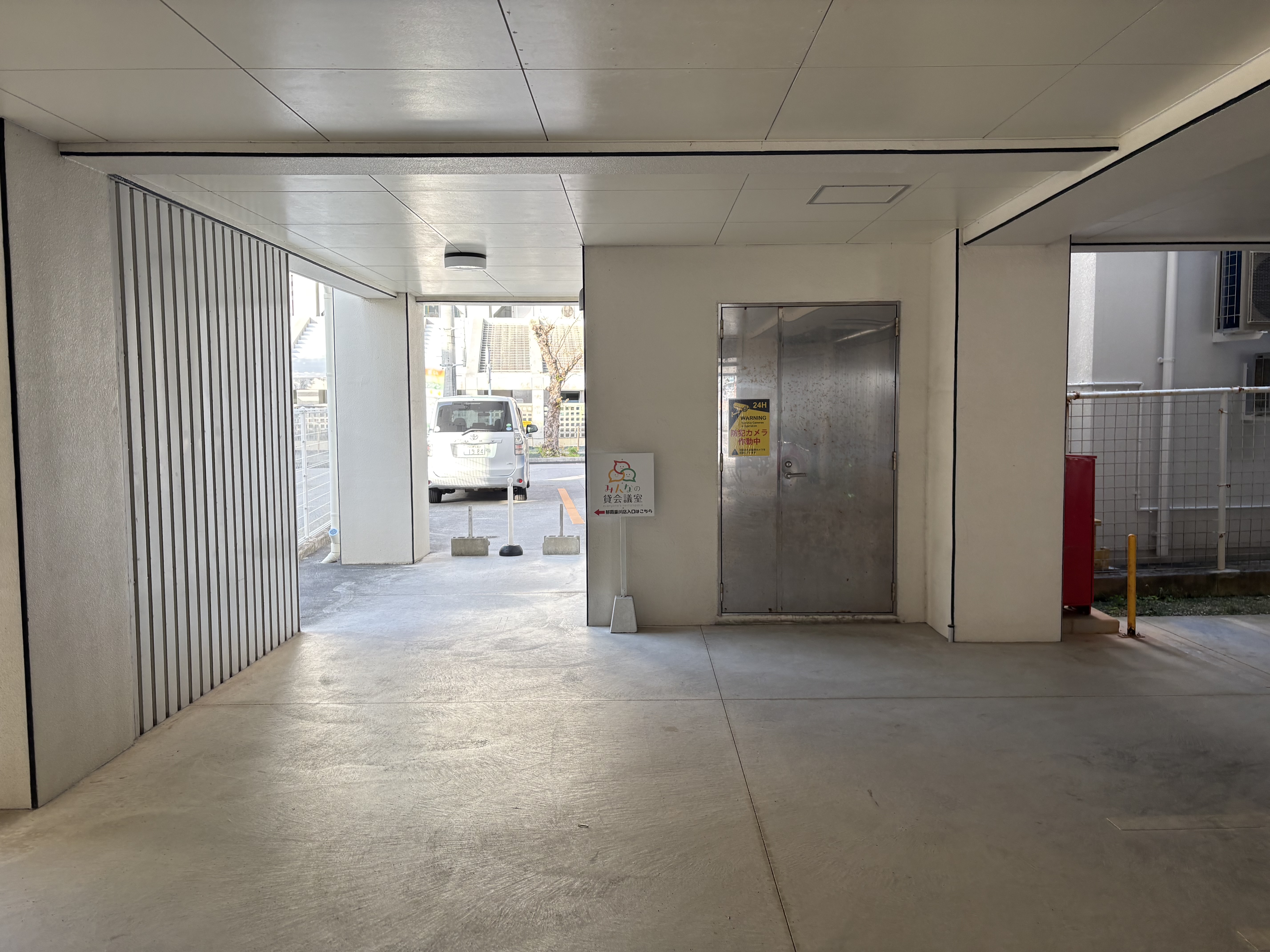 Passage to the back-side entrance